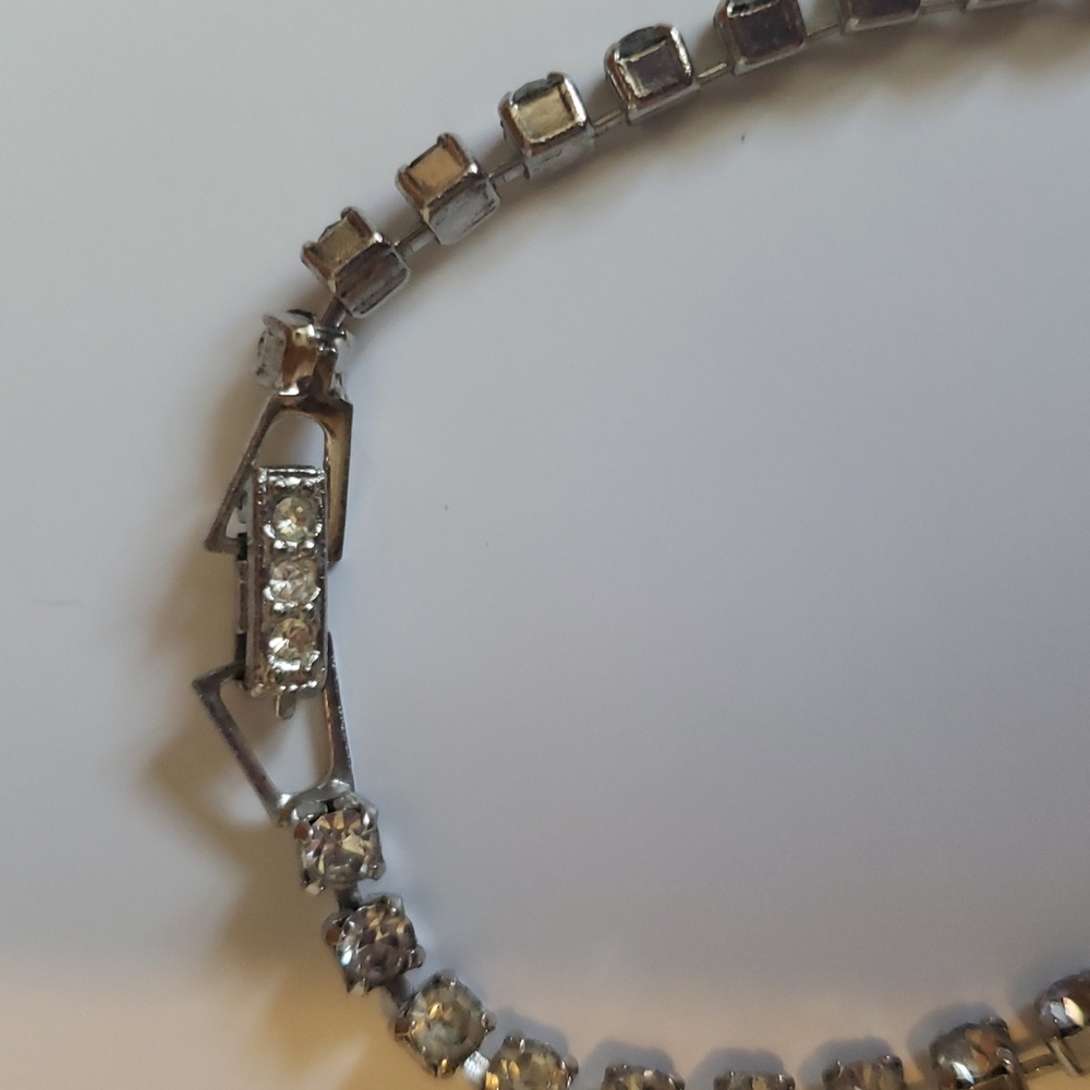 Vintage Clipon Earrings and Necklace Set. - Picture 4 of 4